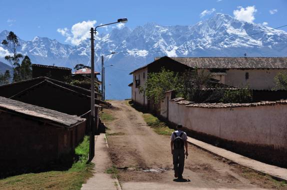 Atravessando a vila de Cachora, início do caminho para Choquequirao, no Peru